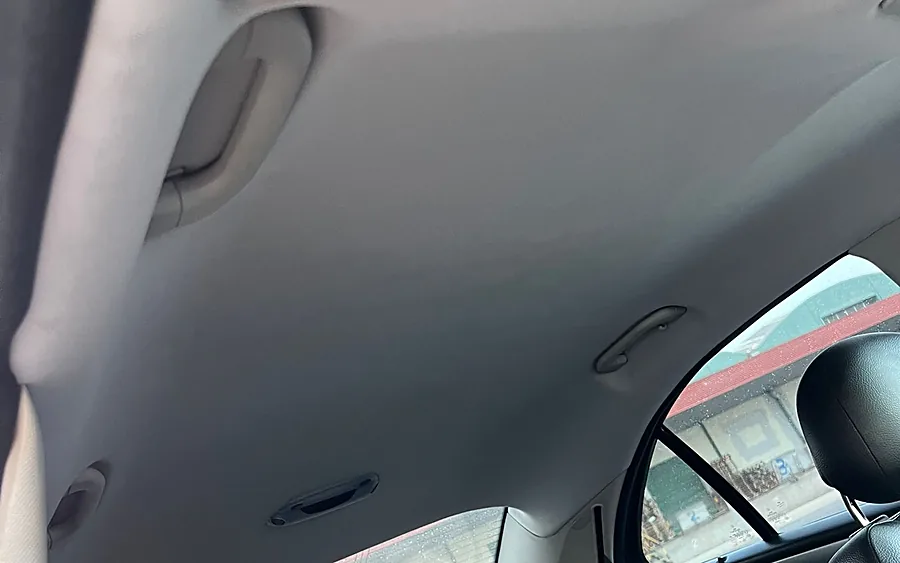 Techo tapizado de un coche, liso y tenso, visto desde dentro.