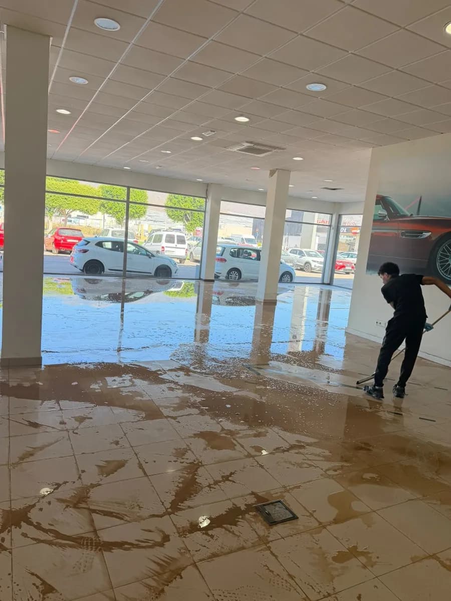 Antes: suelo comercial cubierto de agua sucia y lodo.