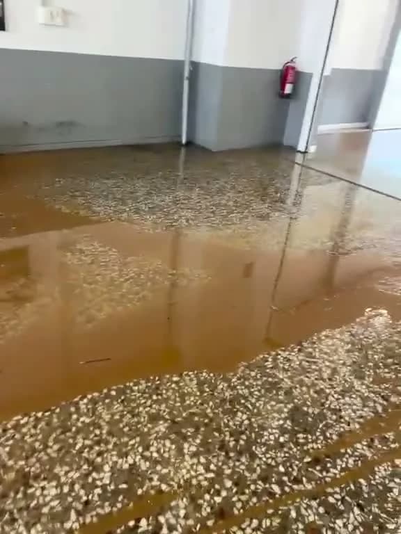 Nave técnica e instalaciones con suelo inundado antes del achique